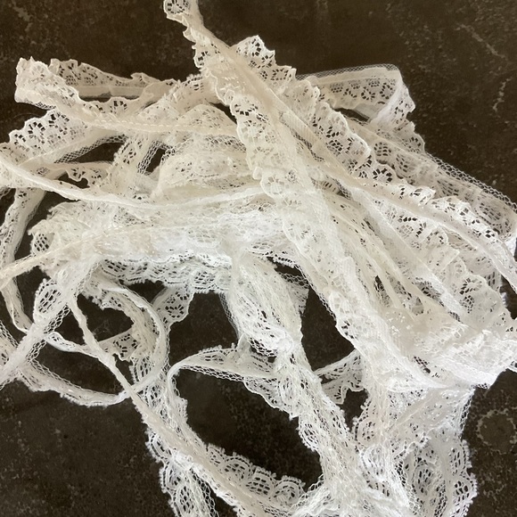 Vintage white ruffled lace trim 7 yards sewing crafting embellishment - Picture 2 of 4